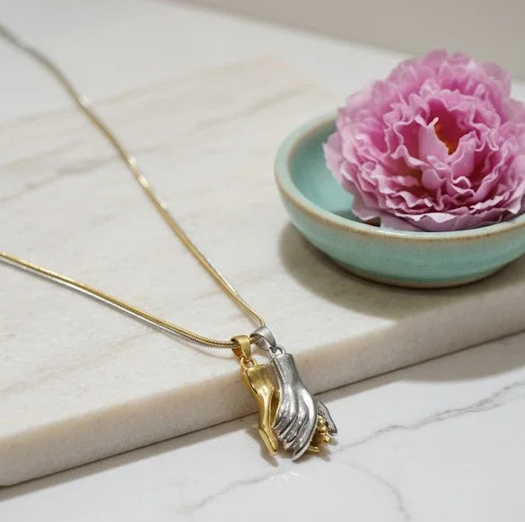 Magnetic Holding Hands Couple Necklace - Anti-Tarnish Gold & Silver Plated | Moncheri