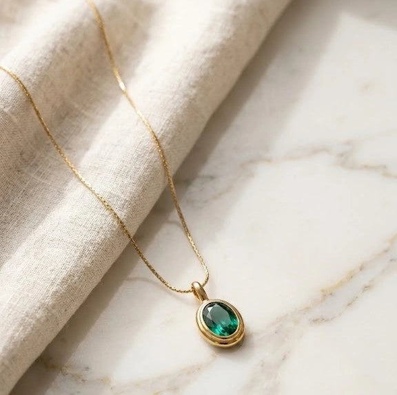 Close up details of anti tarnish emerald green oval stone pendant