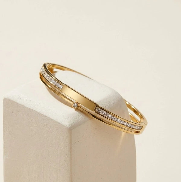 Side view of anti-tarnish gold-plated jewelry showing the secure clasp and stones