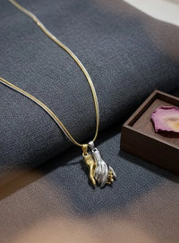 Magnetic Holding Hands Couple Necklace - Anti-Tarnish Gold & Silver Plated | Moncheri